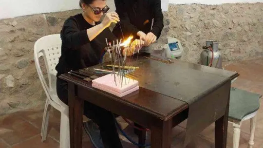 Cam boncuk yapımının inceliklerini öğrendiler