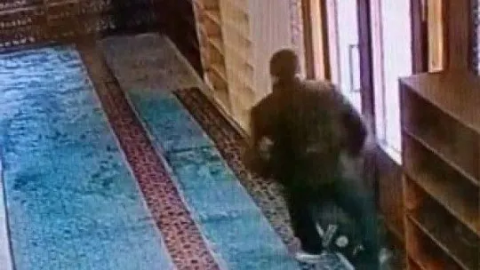 Camiye içki şişesiyle girdi, sigara içti, Kur'an-ı Kerim'e tekme attı