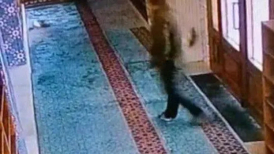 Camiye içki şişesiyle girdi, sigara içti, Kur'an-ı Kerim'e tekme attı