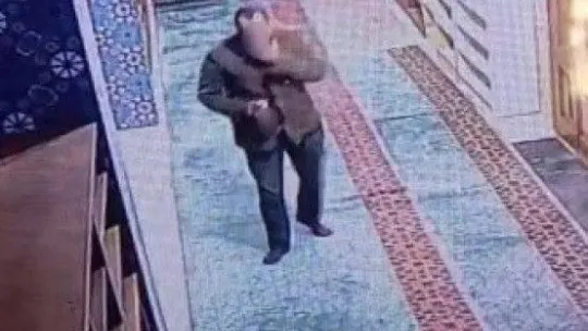 Camiye içki şişesiyle girdi, sigara içti, Kur'an-ı Kerim'e tekme attı