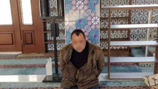 Camiye içki şişesiyle girdi, sigara içti, Kur'an-ı Kerim'e tekme attı
