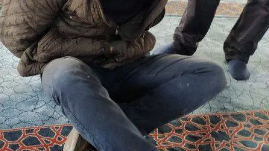 Camiye içki şişesiyle girdi, sigara içti, Kur'an-ı Kerim'e tekme attı