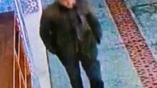 Camiye içki şişesiyle girdi, sigara içti, Kur'an-ı Kerim'e tekme attı