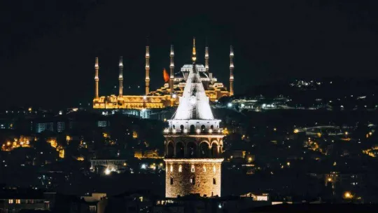 Çamlıca Cami, Galata Kulesi ve hilal aynı karede buluştu: Ortaya güzel görüntüler çıktı