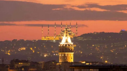 Çamlıca Cami, Galata Kulesi ve hilal aynı karede buluştu: Ortaya güzel görüntüler çıktı
