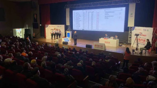 Çanakkale'de ilk kez ev sahibi olacaklar kura heyecanı yaşadı