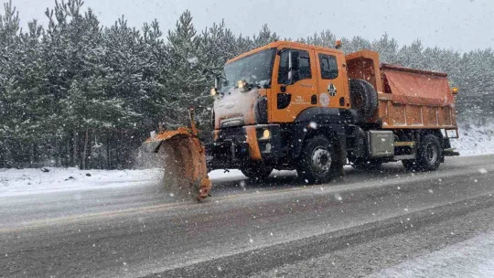 Çanakkale'de Karayolları ve İl Özel İdare ekipleri yolların kardan kapanmaması için çalışıyor