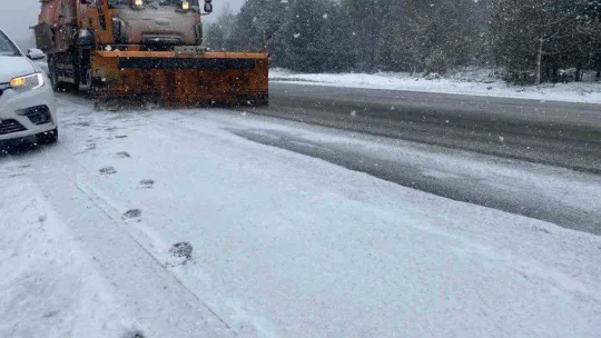 Çanakkale'de Karayolları ve İl Özel İdare ekipleri yolların kardan kapanmaması için çalışıyor