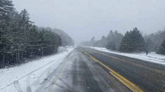 Çanakkale'de Karayolları ve İl Özel İdare ekipleri yolların kardan kapanmaması için çalışıyor