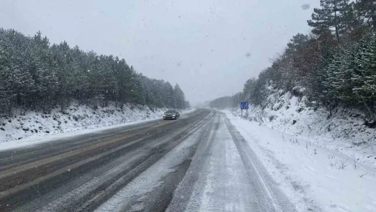 Çanakkale'de Karayolları ve İl Özel İdare ekipleri yolların kardan kapanmaması için çalışıyor