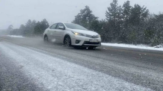 Çanakkale'de Karayolları ve İl Özel İdare ekipleri yolların kardan kapanmaması için çalışıyor