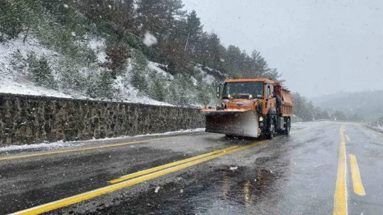 Çanakkale'de Karayolları ve İl Özel İdare ekipleri yolların kardan kapanmaması için çalışıyor