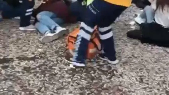 Çanakkale'de minibüs ile kamyonet çarpıştı: 6 yaralı