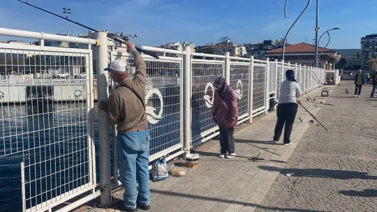 Çanakkale'de olta balıkçıları balık azlığından dertli