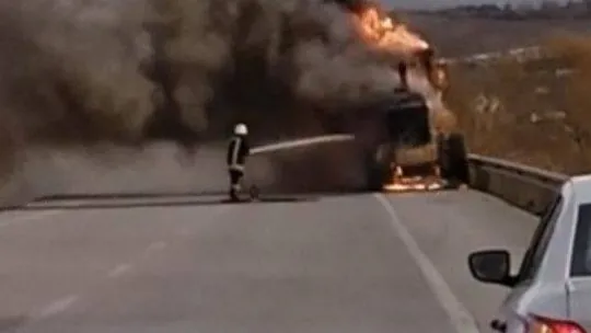 Çanakkale'de seyir halindeki greyder alev alev yandı