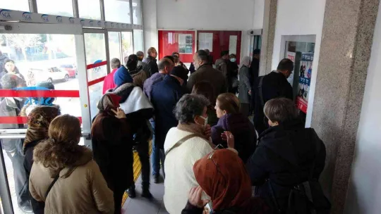 Çanakkale'de SGK önünde EYT kuyruğu oluştu