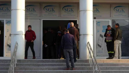 Çanakkale'de SGK önünde EYT kuyruğu oluştu