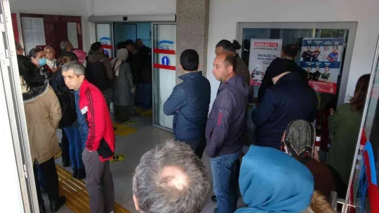 Çanakkale'de SGK önünde EYT kuyruğu oluştu