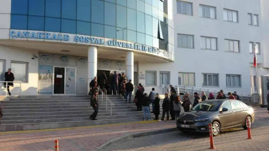 Çanakkale'de SGK önünde EYT kuyruğu oluştu