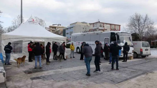 Çanakkale'de vatandaşlar deprem bölgesine kan bağışlıyor