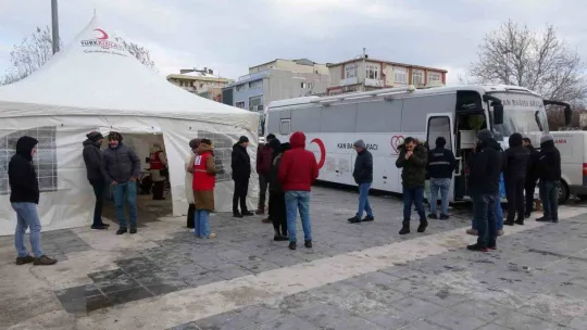 Çanakkale'de vatandaşlar deprem bölgesine kan bağışlıyor