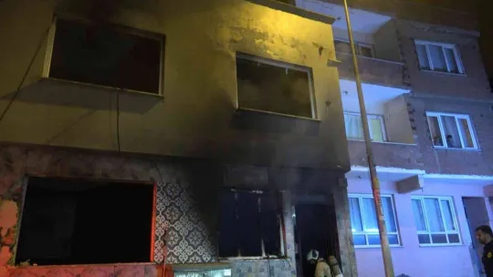 Canı sıkıldıkça evini yakıyor