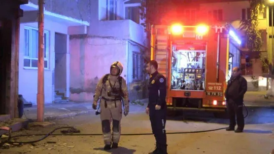 Canı sıkıldıkça evini yakıyor