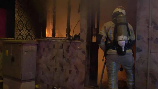 Canı sıkıldıkça evini yakıyor