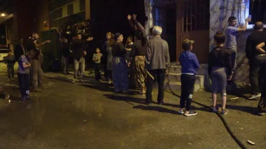 Canı sıkıldıkça evini yakıyor