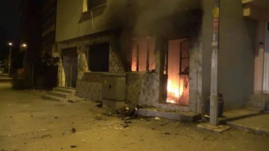 Canı sıkıldıkça evini yakıyor