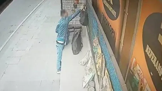 Çantaları önce inceledi daha sonra kendisininmiş gibi çalıp götürdü: O anlar kamerada