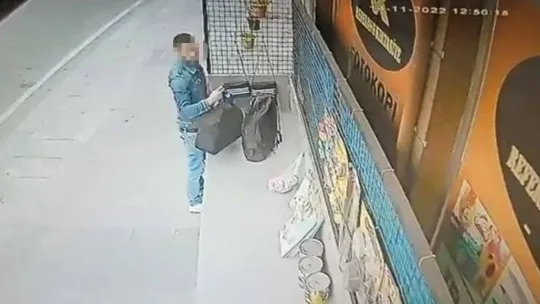 Çantaları önce inceledi daha sonra kendisininmiş gibi çalıp götürdü: O anlar kamerada