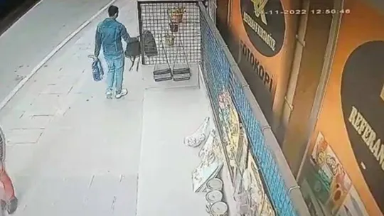 Çantaları önce inceledi daha sonra kendisininmiş gibi çalıp götürdü: O anlar kamerada