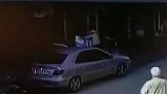 Çarptığı aracın camını yumruklayıp kırdı