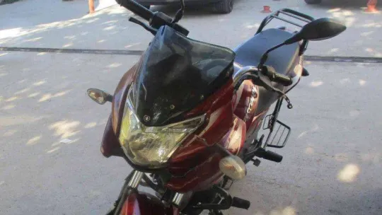 Çarptığı aracın camını yumruklayıp kırdı