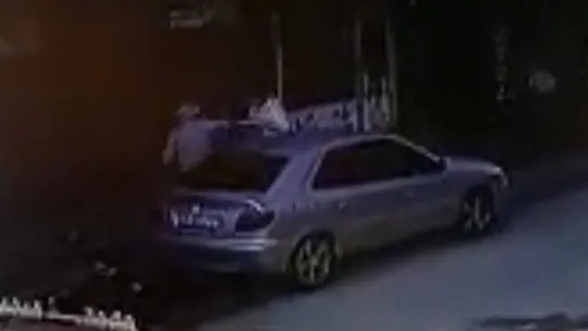 Çarptığı aracın camını yumruklayıp kırdı