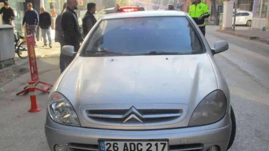 Çarptığı aracın camını yumruklayıp kırdı