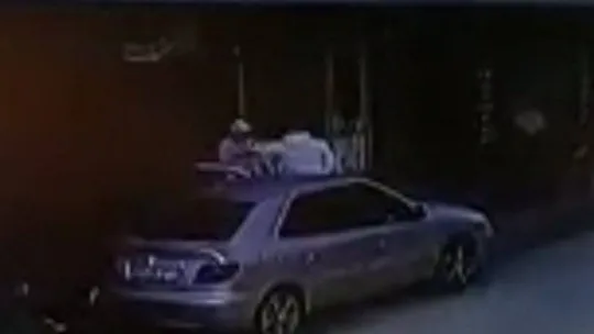 Çarptığı aracın camını yumruklayıp kırdı