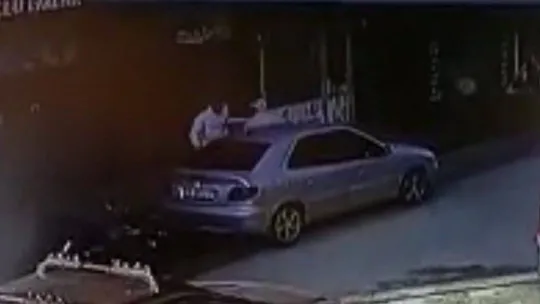 Çarptığı aracın camını yumruklayıp kırdı