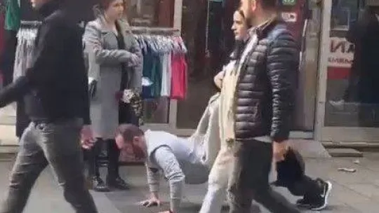 Çarşı ortasında şınav çektirdi