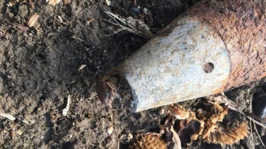 Çatalca'da ayçiçeği toplamaya giden çiftçi tarlada patlamamış top mermisi buldu