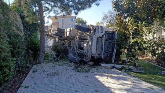 Ovayenice'de hafriyat kamyonu, villanın bahçesine uçtu