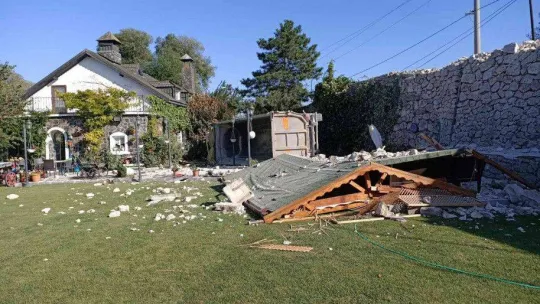 Ovayenice'de hafriyat kamyonu, villanın bahçesine uçtu