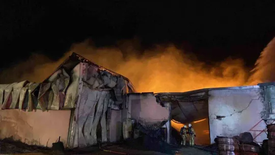 Çatalca'da plastik fabrikası alev alev yandı