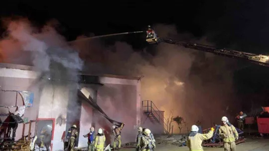 Çatalca'da plastik fabrikası alev alev yandı