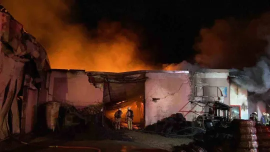 Çatalca'da plastik fabrikası alev alev yandı