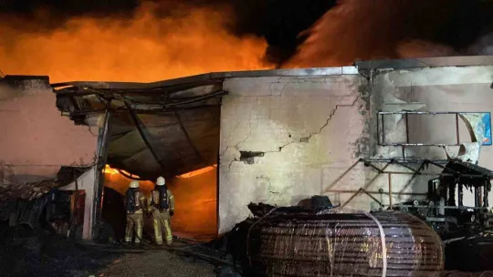 Çatalca'da plastik fabrikası alev alev yandı