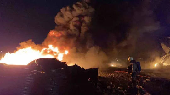 Çatalca'da plastik fabrikası alev alev yandı