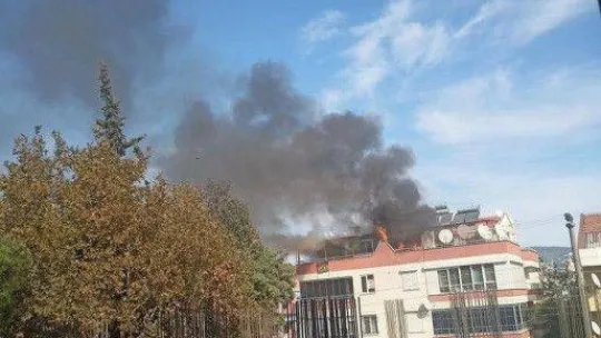 Çatı katında çıkan yangın korkuttu