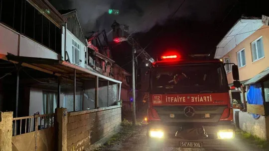 Çatıda çıkan yangın itfaiye ekiplerince söndürüldü